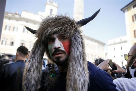 chi e hermes ferrari|Chi è Hermes Ferrari, lo 'sciamano di Montecitorio'.